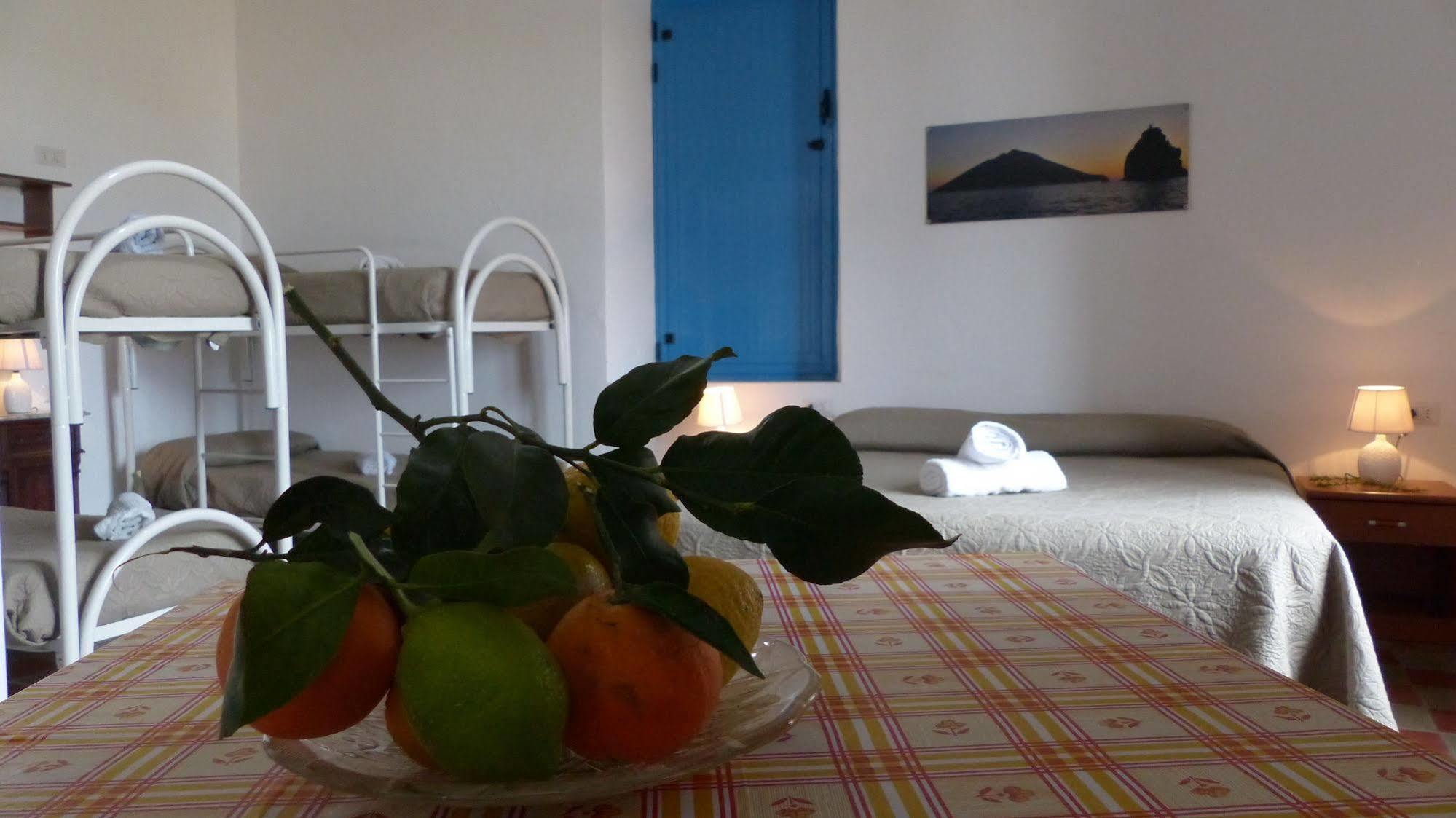 Il Vulcano A Piedi Stromboli Bagian luar foto